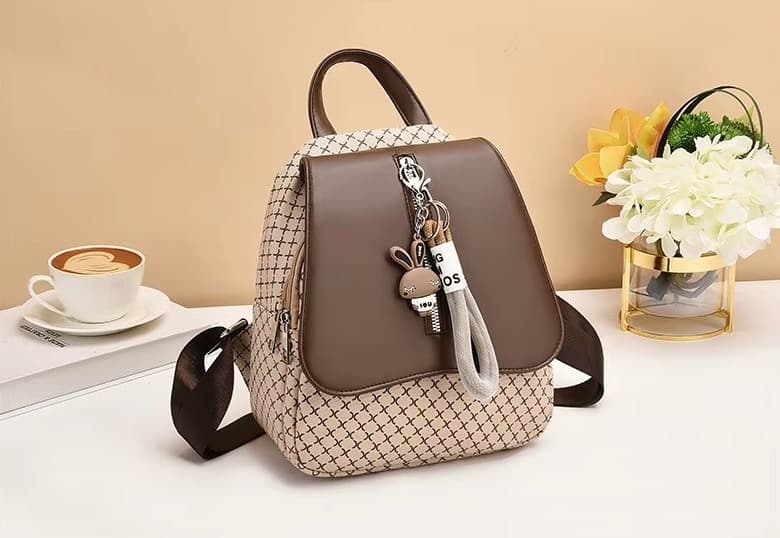 MOCHILA CON TAPA